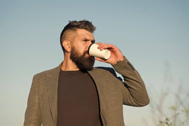 Kendime ayıracak vaktim var. Hippi kağıt kahve fincanı tutuyor. Kahve molası. Giderken iç. Düşünceli sakallı hippi adam kahvenin alınmasını tercih ediyor. İş adamı sakallı adam dışarıda kahve içiyor.