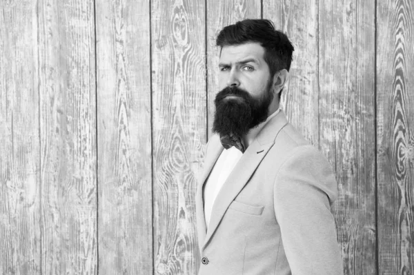 Romantische bruiloft outfit. Gentleman stijl kapper. Barber shopconcept. Baard en snor. Guy goed verzorgd knappe baard hipster Wear smoking. Barber Shop bieden een scala aan pakketten voor bruidegom — Stockfoto