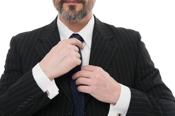 Divatkellékek elfoglalt embernek. Férfi kezek nyakkendőt, szelektív fókusz. Formális nyakkendőtartozék. Helyzetjelző tartozék. Formális stílusú tartozék. Divat és stílus. Öltözködési szabályzat — Stock Fotó