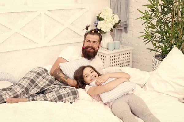 We are one. family bonding time. Relax sweetie. i love my daddy. happy morning together. funny pajama party. small girl with bearded father in bed. weekend at home. father and daughter having fun — Stockfoto