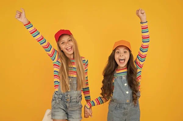 Feliz sonrisa hermanas hermanas mejores amigos. Verdadera amistad. Infancia despreocupada y feliz. Feliz día de los niños. Mirada familiar. Niños amistosos y felices. Niños con estilo. Día internacional de los niños — Foto de Stock