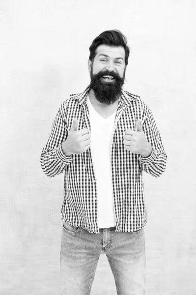 L'homme barbu se sent heureux. Regarde en denim. Mode décontractée masculine. le coiffeur s'occupe des hommes. brutal hipster avec moustache. Hipster mature avec barbe. confiant dans son style. réussir est style de vie — Photo