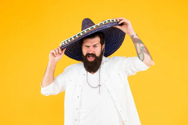 Ter alma mexicana. Tradições mexicanas. Explore a cultura mexicana. Celebre as férias tradicionais. Chapéu de palha de lembrança de homem feliz sombrero. Planeje férias de verão. Conceito de turismo. Hipster se divertindo — Fotografia de Stock