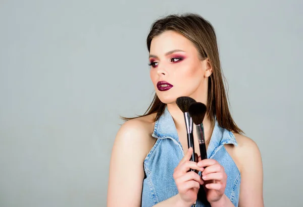 Beauty hairdresser salon. Lipstick and eyeshadow. sensual woman with long hair, style. sexuality. skincare cosmetics. fashion makeup visage. sexy woman with professional make up brush. copy space — Stock Photo, Image
