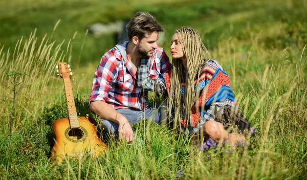 Aşk onlara ilham verir. Gitarlı erkek arkadaş ve kız arkadaş. Romantik yürüyüş. Romantik şarkı. Temiz hava ve saf duygular. Romantizm yürüyüşü. Güzel romantik çift gülen yüzler doğa arka planı — Stok fotoğraf