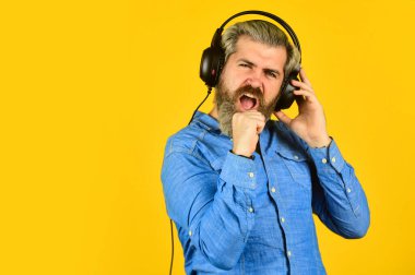 En sevdiği müziğin tadını çıkarıyor. Kulaklıkla müzik dinleyen bir adam. Kulaklıklı sakallı hippi adam. Müzik dinliyordum. Rahatlama zamanı. Vahşi hippi kulaklık takıyor. Şarkı söylemek ve dans etmek. Boşluğu kopyala