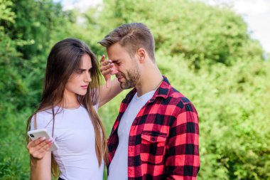 İzlemiyorum. Kişisel alan kavramı. Kayboldu. Seyir subayı arıyor. İnternette romantik bir randevu. Çift açık havada akıllı telefon kullanıyor. Birbirine aşık çiftler. Blog konsepti. Parktaki kızın telefonunu kurcalayan adam. Kıskançlık.