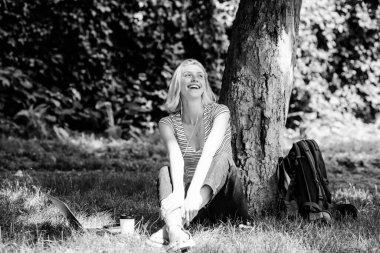 Müzik. yaz online. mutlu müzik. Sabah çizelgesi. kız kulaklık ve dizüstü bilgisayar kullanın. bilgisayar açık modern kadın. kız gitmek için kahve içmek. Parkta rahatlayın. Güzel kadın paket kahve içiyor