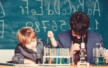 Okulda oğlu ve babası. öğretmen adam ile küçük çocuk. Bilge -lik. Okula geri dön. Kimya ve fizik biyolojisi. Test tüpleri ile bilim adamı elinde Flask. Yedeği hazırlandığında.