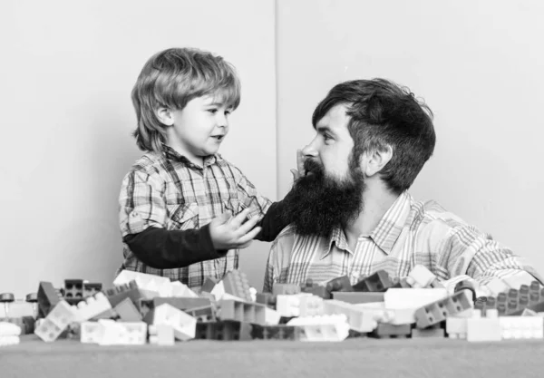 Todos los padres y los hijos deben hacerlo juntos. Papá y el niño construyen bloques de plástico. Desarrollo y crianza del cuidado infantil. Padre hijo juego. Padre e hijo crean construcciones. Barbudo hombre e hijo jugar juntos —  Fotos de Stock