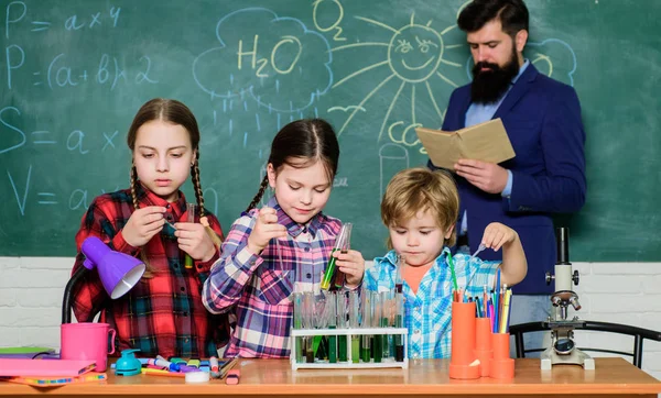 Chemielabor. zurück zur Schule. Glückliche Kinderlehrerin. Kinder im Laborkittel lernen Chemie im Schullabor. Experimente im Labor oder Chemiekabinett. Medikamenten, denen man vertrauen kann — Stockfoto