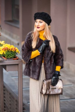 Güzel bir kış kıyafeti. Şık ve modaya uygun. Farklı dokuma kıyafetleri. Moda ve güzellik. Sonbahar kıyafeti. Zarif kadın kürk giyiyor. Vogue konsepti. Fransız tarzı kıyafet. Muhteşem bir model.
