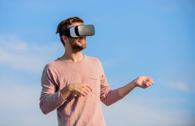 Tasarımcı ya da mühendis. Sanal gerçeklik. Oyun online. Kablosuz sanal gerçeklik gözlüklü adam. Artırılmış gerçeklik. Sanal gerçeklik gözlükleri. 3D nesneler tasarlamak. Eğitici fütüristik program. Siber Alan