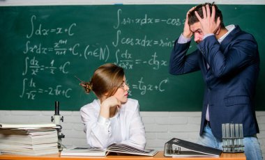 Çatışma durumu. Okul çatışması. Talep eden bir öğretim üyesi. İletişim kurmaktan mutsuz bir adam. Okul müdürü cezadan bahsediyor. Öğretmen ciddi sakallı adamın öğrenci kızla anlaşmazlığı var.