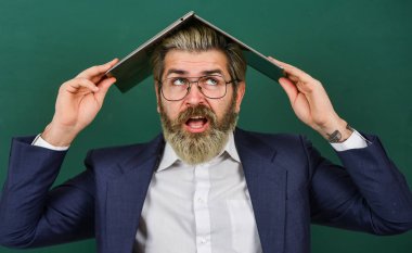 Çok fazla bilgi. Çevrimiçi delilik. Geçerli doğru bilgileri sağlayın. Öğretmen dizüstü bilgisayarda internette sörf yapıyor. Kafasında sakallı adam bilgisayarı var. İlginç bir bilgi. Okulun cankurtaranı. Evde eğitim