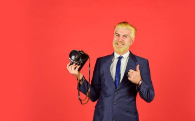 İkinci el eşya mağazası. Şık ve eski moda. Sakallı bir fotoğrafçı. Klasik tarz trend. İçerik yaratan. Neşeli sakallı hippi fotoğrafçı. Kameralı eksantrik bir fotoğrafçı.