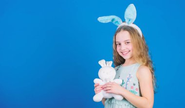 Paskalya Pazar. Sevimli oyuncak olan küçük çocuk. Küçük çocuk Paskalya tavşanı tarzı oyuncakla oynamak. Paskalya bunny tavşan. Küçük kız ve tavşan oyuncak. Küçük bebeği tavşan kulakları Paskalya oyuncak, kopya alanı ile