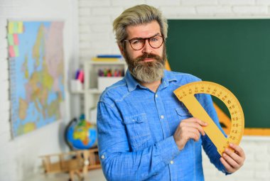 Kendine güvenen öğretmen. Tahtada matematik öğretmeni. Eğitim. Kesinlikle bilim. Gözlüklü sakallı öğretmen. Okula dönüyorum. mantık ve yaratıcılık geliştir. Beyin motorunu çalıştır. fizik araştırması