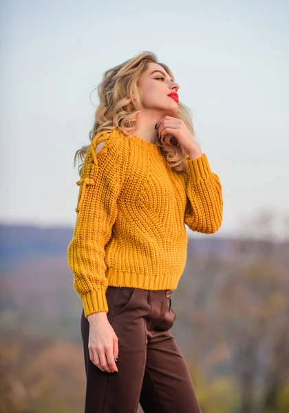 Herbstlicher Stil. Mädchen lange Haare. Herbstliche Farbtrends. hübsches Model im Strickpullover. Romantik im Herbst. sexy Frau roter Lippenstift Natur Hintergrund. warme und gemütliche saisonale Kleidung — Stockfoto