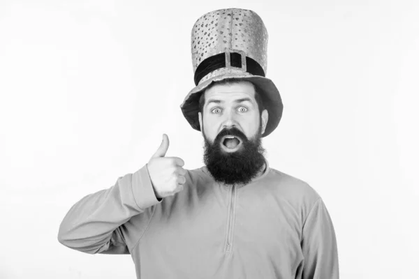 Feliz dia de santo patricks. Hipster de chapéu de duende e fato a manter a boca aberta. Homem barbudo a celebrar o dia dos santos padroeiros. Homem irlandês de barba verde. Polegares para cima para santo patrick — Fotografia de Stock