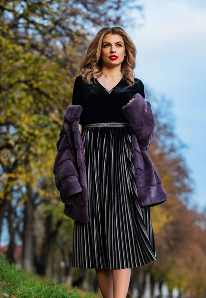 Elegant girl walk in autumn park. beauty and fashion. woman wear fur coat. trendy winter look. No Compromise on Comfort. Man-made fur is prone to shedding. fake fur from a reputable brand — Stock Photo, Image