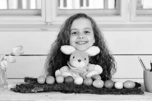 Glückliches Mädchen mit Hasenspielzeug, Bleistift, Tulpenblumen, Ostereiern — Stockfoto