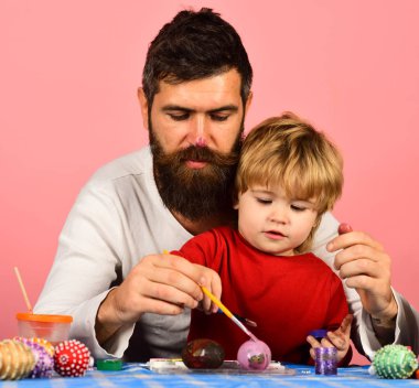 Baba ve oğul tatil hazırlanma. Baba ile boyalı burun