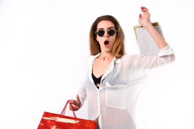 İndirim ve hediye konsepti. Paketleri olan kadın.