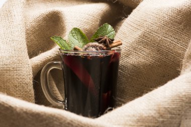 Süslü cam içinde sıcak şarap. Ev yapımı şarap konsepti.