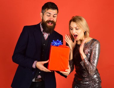 Birbirine aşık çiftler kırmızı arka planda sunuluyor.