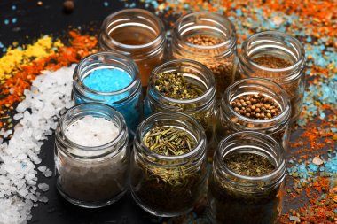 Yemek sanatı konsepti. Koyu gri arka planda baharatlar dizisi.