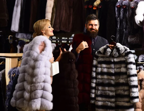 Mujer con cara sonriente en tienda de moda . —  Fotos de Stock