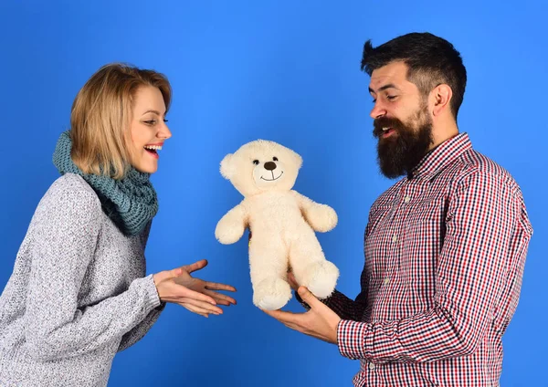 Chica y hombre barbudo con caras felices jugar con juguete — Foto de Stock