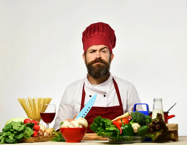 Ung attraktiv man, kock med kniv tänker vad man ska laga mat. — Stockfoto