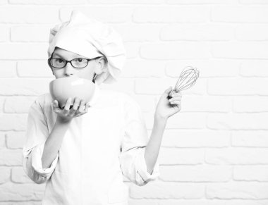 Ciddi çocuk, sevimli aşçı şefi.