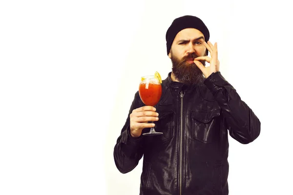 Brutale blanke hipster met alcoholische drank of verse cocktail — Stockfoto