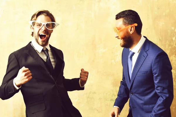 Concepto de éxito empresarial. hombres de negocios en trajes y gafas divertidas celebrando trato — Foto de Stock