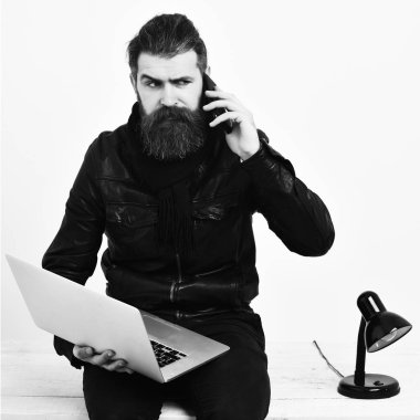 Masada dizüstü bilgisayarla oturan vahşi beyaz hippi.