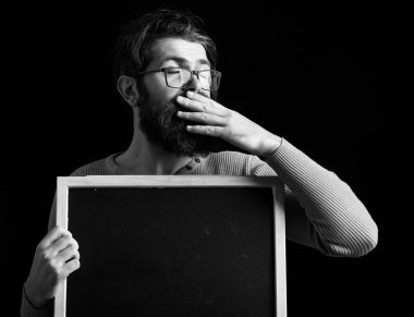 Gözlüklü tatmin edici hipster