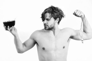 Kafkas maçosu elinde makarna ve mezura ile siyah kase tutuyor.