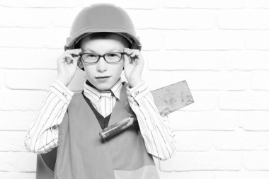 Genç, şirin inşaatçı çocuk.