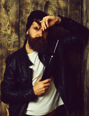 Sakallı, Kafkas hippisi elinde şişe, puro içiyor.