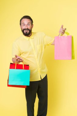 Kara Cuma. Siber pazartesi indirimi. Güzel alışveriş. Harika bir online dükkan. Kolay alışveriş. Satış elemanı mal satıyor. Özel fiyat. Sakallı adam alışveriş torbaları mevsimlik indirimde. Hipster satış fiyatı