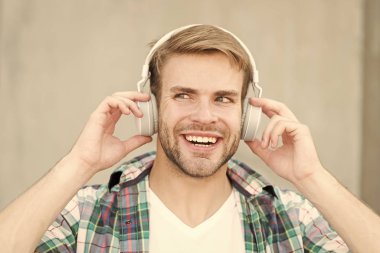 Mutlu adam. Üniversite öğrencisi kulaklığı. Online eğitim. Ses kitabı konsepti. Eğitim teknolojisi. Modern bir öğrenci. Üniversite hayatı. Müziği dinle. Modern ve dijital gençlik. Farklı bir şey dene.