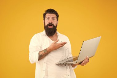 Dizüstü bilgisayarı olan programcı. Defterli sakallı adam. İnternetten alışveriş. Defter kullanan bir adam. İnternette sörf yapmak. İlham arayışında. Çevrimiçi ödeme. İnternetten aldım. Dijital dünya. Programlama kavramı