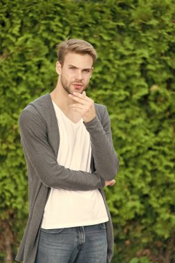 Erkek olalım. Saç bakımını düzenlemek ve kıllandırmak. Berber dükkanı servisi. Yakışıklı maço. bahar erkek modası. Şık, tıraşsız bir adam. Yakışıklı, beyaz, doğa yeşili bir geçmişi var. Sakallı adam gündelik tarzda