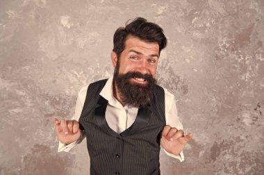 Mutluluğu seçiyorum. Soyut duvarda mutlu hipster gülümsemesi. Sakallı, uzun sakallı ve gülümseyen bir adam. Mutluluğun ifadesi. Zevk veren mutluluk da verir. Mutluluk kavramı