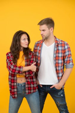 Modaya uygun bir kıyafet. Kadın ve erkek kareli gömlek giyer. Seksi ve şık bir çift. Sevgililer günün kutlu olsun. Genç bir aile çifti. Öğrencilerin hayatı harika. Yaz moda koleksiyonu. Hayatın ve randevunun tadını çıkar