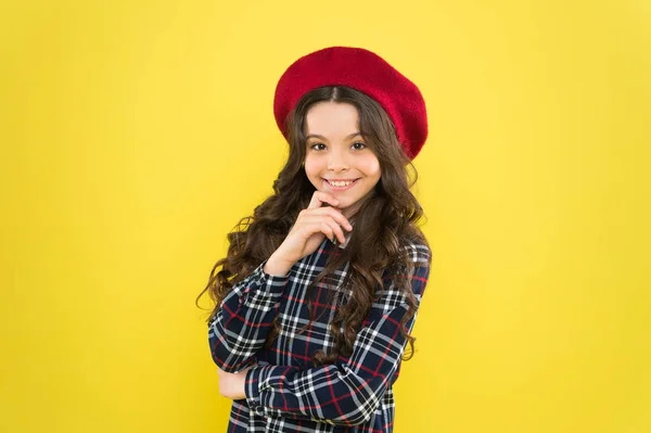 Loja de moda. Um acessório chique. Criança cabelo encaracolado longo usando chapéu de boina. uniforme elegante colegial feliz. Feliz conceito de infância. Feliz retrato de criança alegre e sorridente. Menina pequena penteado agradável — Fotografia de Stock