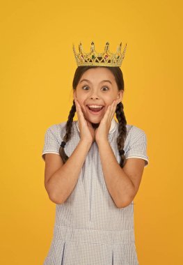 Lüks sınıfa katıl. Başarı ve saygı. Küçük prenses. Okul çocukları için motivasyon ödülü. Eğitimde başarılı. Başarıyı kutluyoruz. Mutlu liseli kız başarının altın tacını takıyor